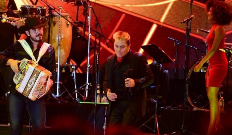 Cristian Castro contra los prejuicios: mostró orgulloso su panza en pleno recital