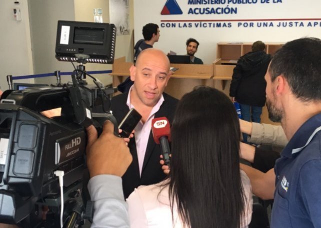 Obligan a la docente a realizar muestra de Ana Frank