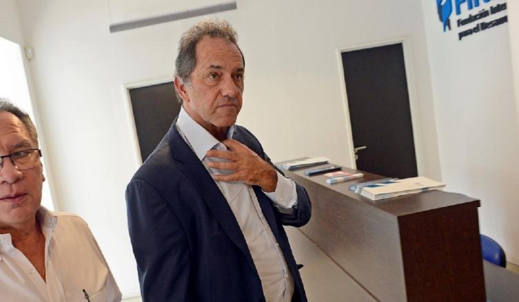 La Fiscalía bonaerense no acompañó el pedido para prohibirle salir del país a Scioli