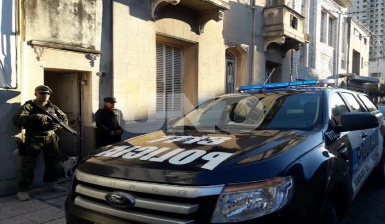 Joven con pastillas de éxtasis y a un policía con marihuana 
