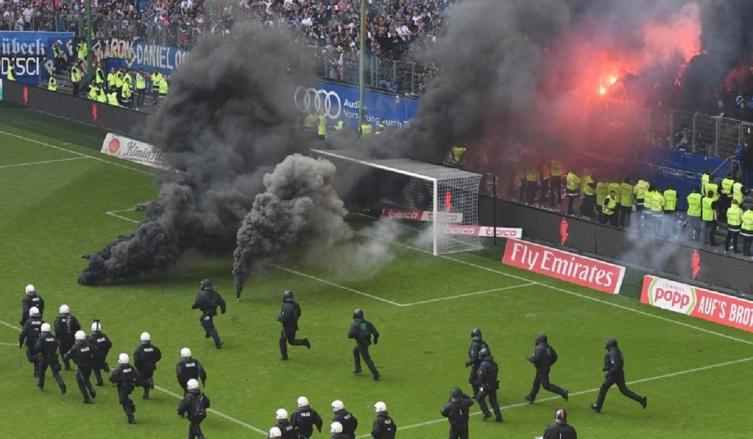 Hamburgo descendió por primera vez y desató la furia de sus hinchas