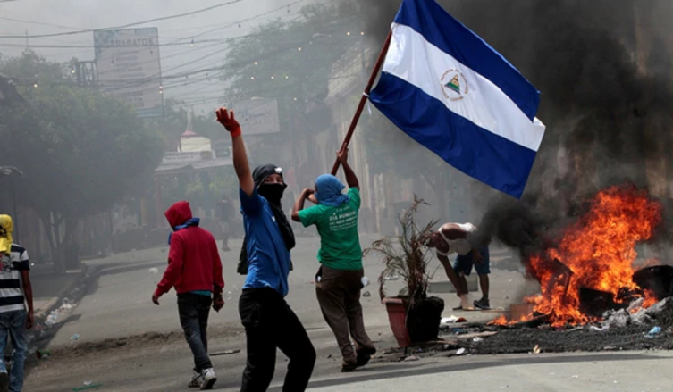 Aumentan los muertos y las protestas mutan en batallas urbanas en Nicaragua