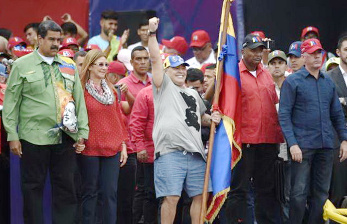 Maradona bailó en el cierre de campaña de Maduro en Venezuela