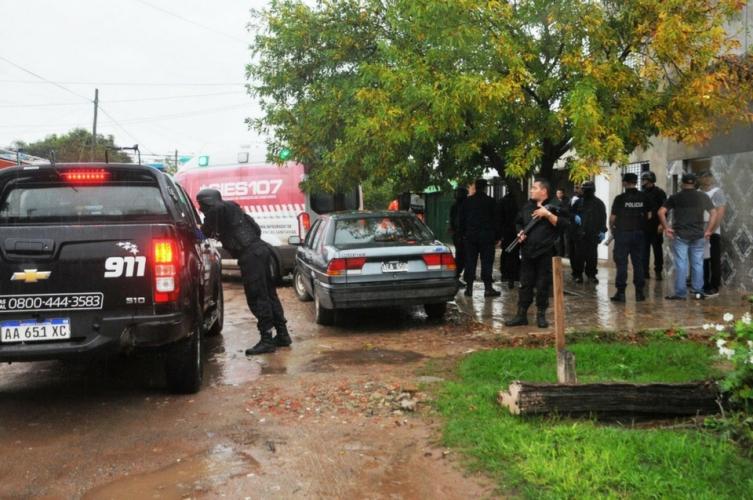 Una joven se atrincheró armada en su casa