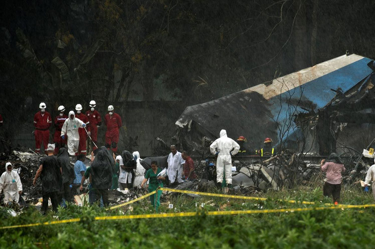 Expertos cubanos prosiguen investigaciones tras desastre aéreo