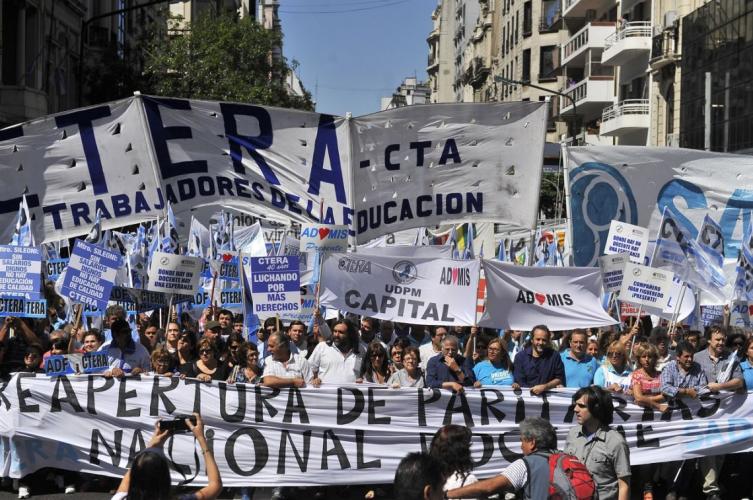 Docentes de todo el país paran y marchan a Plaza de Mayo 