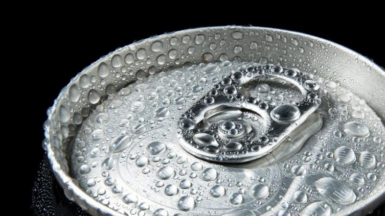 Salen a la venta las primeras latas de bebidas que se enfrían solas