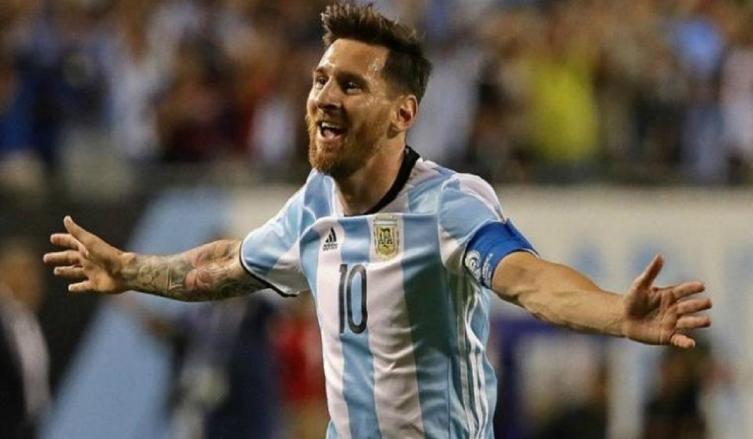 Verdes y con dedicatorias: así son los botines de Messi para el Mundial