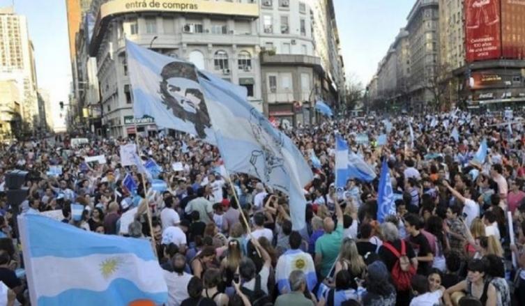 Un Día de la Patria con protestas por la negociación con el FMI