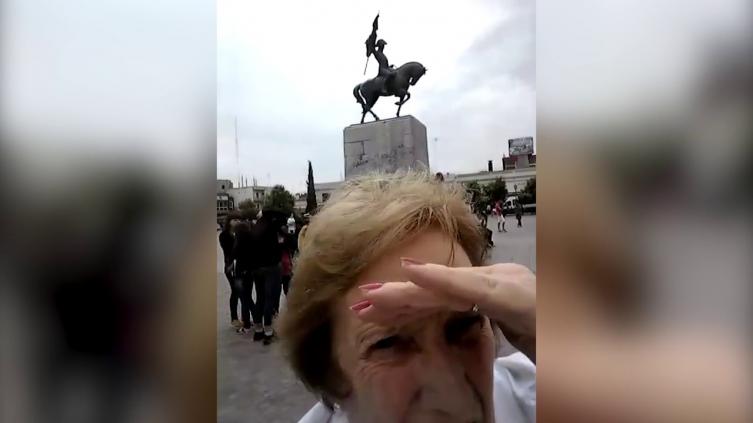 La lucha de dos abuelitas para tratar de sacar una foto con el celular