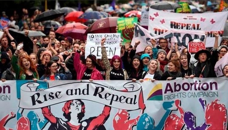 Los irlandeses aprobaron legalizar el aborto por amplia mayoría