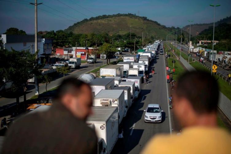 Crece y se complica el desafiante paro de los camioneros en Brasil
