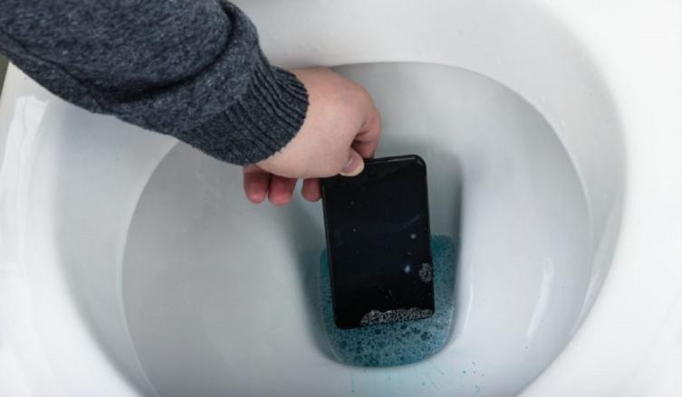 Se me ha caído el móvil al agua, ¿qué hago?