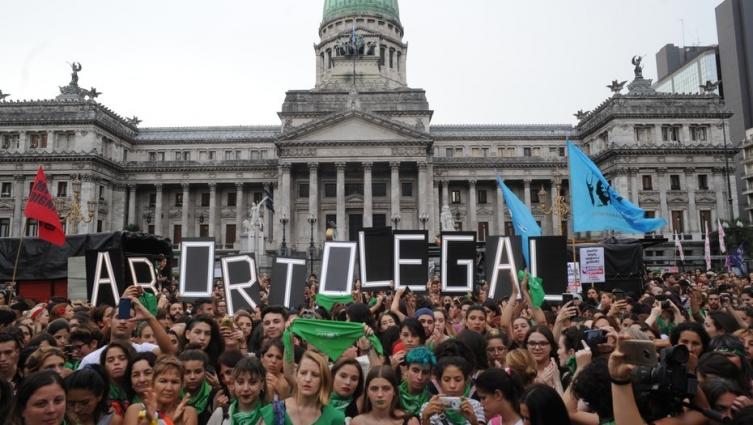 Con el eje en la legalización del aborto, Ni una menos se moviliza al Congreso
