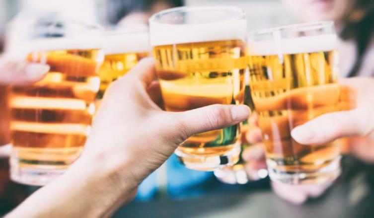 Las personas que no beben alcohol viven menos, según un estudio