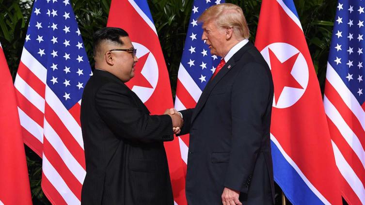 Histórico apretón de manos entre Trump y Kim Jong-un