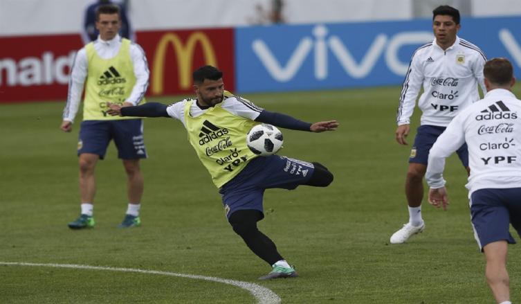 Los titulares de la Argentina para el debut, entre el 4-2-3-1 y el súper ofensivo 3-3-2-2
