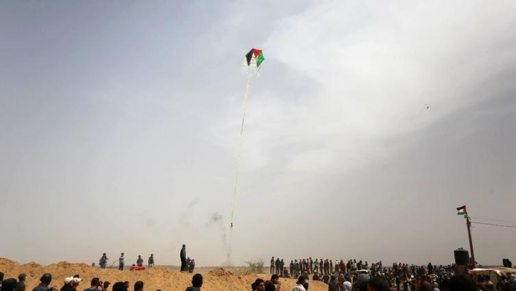Palestinos lanzan cometas incendiarios contra Israel