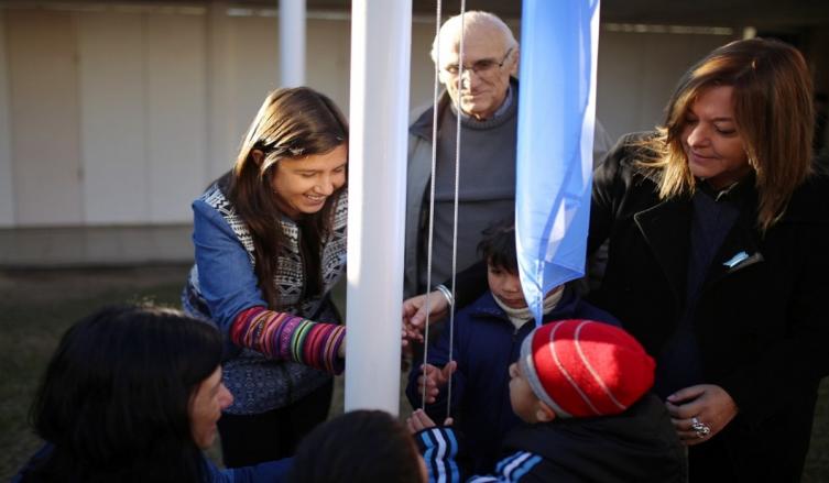 Niñas y niños homenajearon a la Bandera 