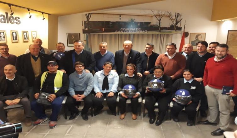 Se entregaron cascos para conductores de motos  
