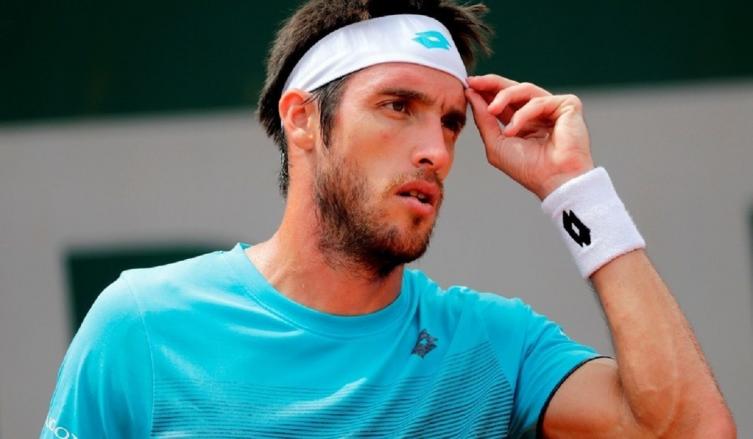Leonardo Mayer arrancó con todo en el césped y eliminó al número 8 del mundo