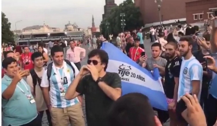 Andrés Ciro Martínez interpretó el Himno Nacional en la Plaza Roja de Moscú