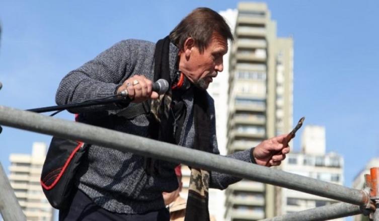 Tensión en el Monumento: un hombre con un cuchillo amenazó en pleno desfile