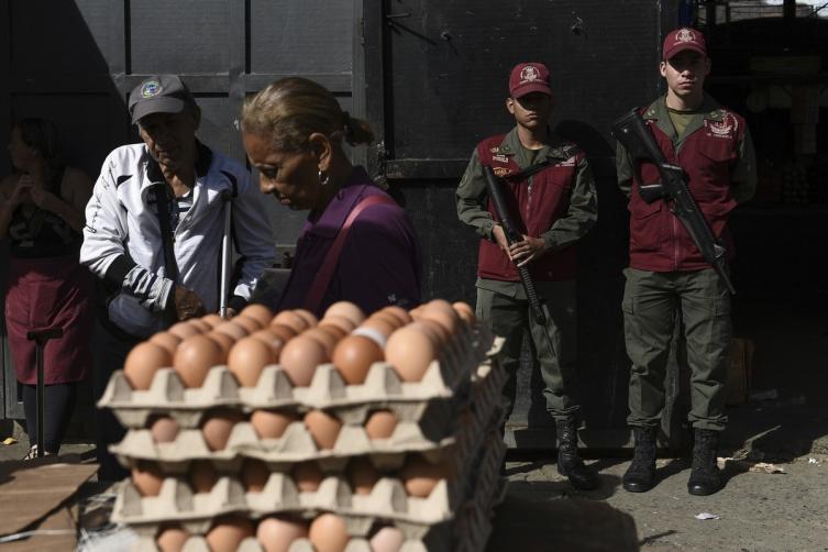 Venezuela: Maduro triplica el salario mínimo y lo lleva a un poco más de un dólar
