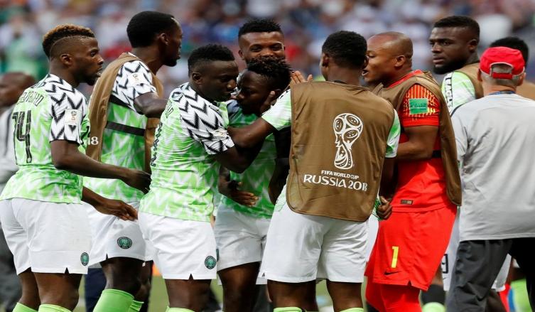 Nigeria venció a Islandia y le dio una última vida a la Argentina