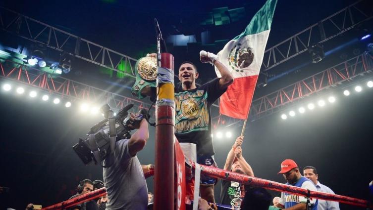 Jonathan Barros no pudo con el mexicano Berchelt, que retuvo el título superpluma