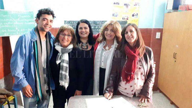 Frana entregó becas a estudiantes y aportes 
