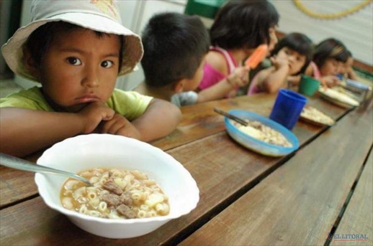 En la Argentina, uno de cada tres chicos se alimenta en comedores 