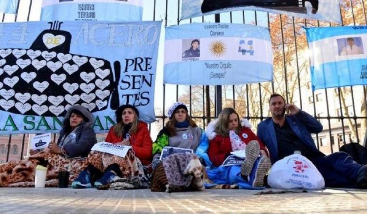 ARA San Juan: a pesar del frío, sigue el acampe