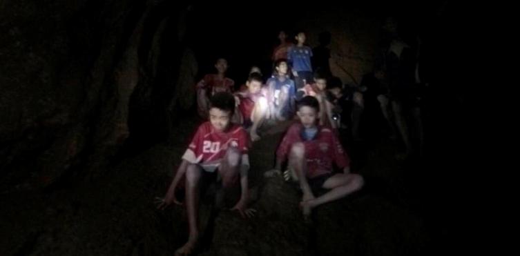 El rescate de los chicos atrapados en una cueva de Tailandia podría demorar varios meses