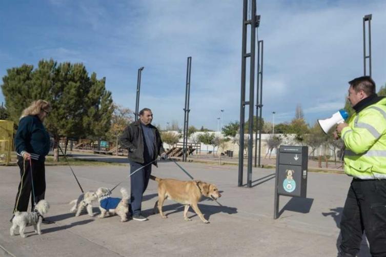 En Mendoza te escrachan si no levantas las heces de tu mascota