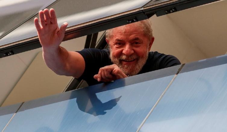 Guerra judicial en Brasil por la situación de Lula: un juez ordena liberarlo y otro que siga preso