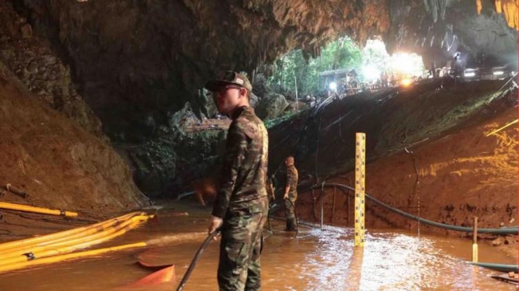 Rescataron al décimo de los 12 chicos atrapados en la cueva de Tailandia