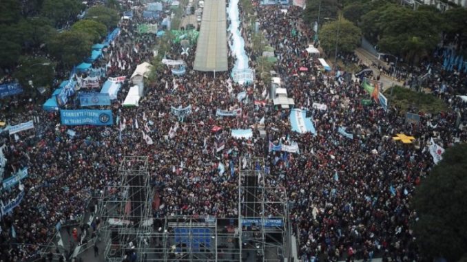 Buenos Aires: Miles de manifestantes protestaron por el acuerdo con el FMI 