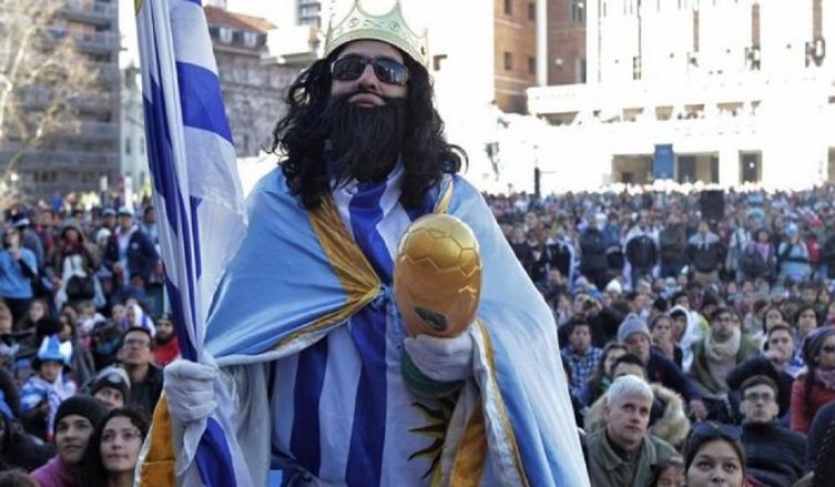 Las asociaciones de Inglaterra y Uruguay, multadas por FIFA