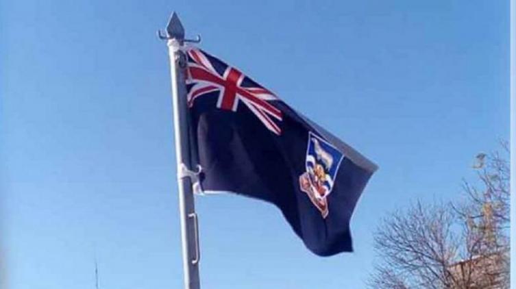 Izaron la bandera de los usurpadores de Malvinas 