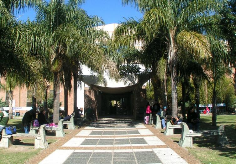 Una joven de 18 años apuñaló a otra de 14