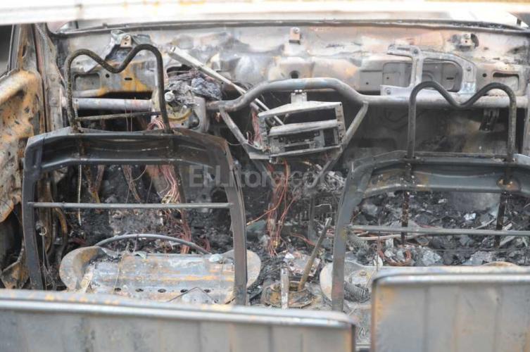 Dos menores detenidos tras incendiar un auto