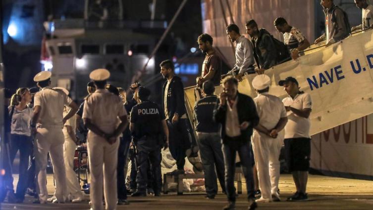Un barco con 450 inmigrantes agudiza la pelea política en Italia