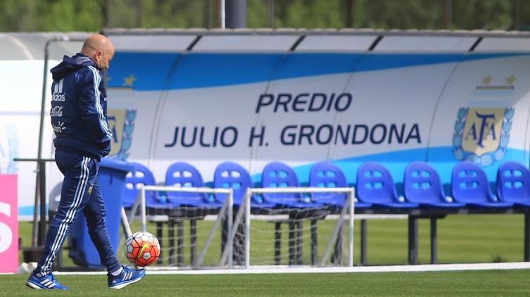 Sampaoli puso la firma y ya no es más el técnico de la Selección
