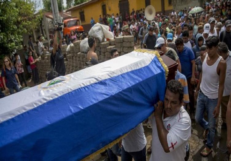 El desconsolado llanto de un cura que explica las masacres del régimen de Daniel Ortega 