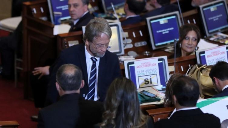 Insólita protesta de un senador en Colombia: se bajó los pantalones en pleno Congreso