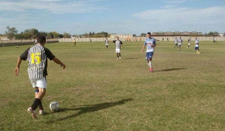 Jugó dos partidos de fútbol en una liga de veteranos y murió