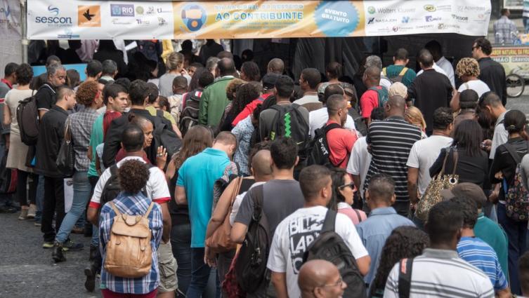 Sin perspectivas laborales, los jóvenes profesionales brasileños planean irse del país