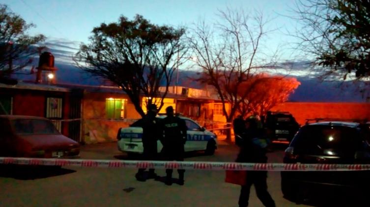 Asesinaron a puñaladas a una mujer, su hija y un nene de 4 años