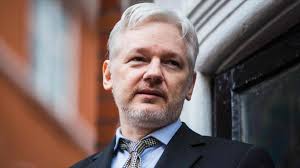 Ecuador podría quitarle el asilo político a Julian Assange